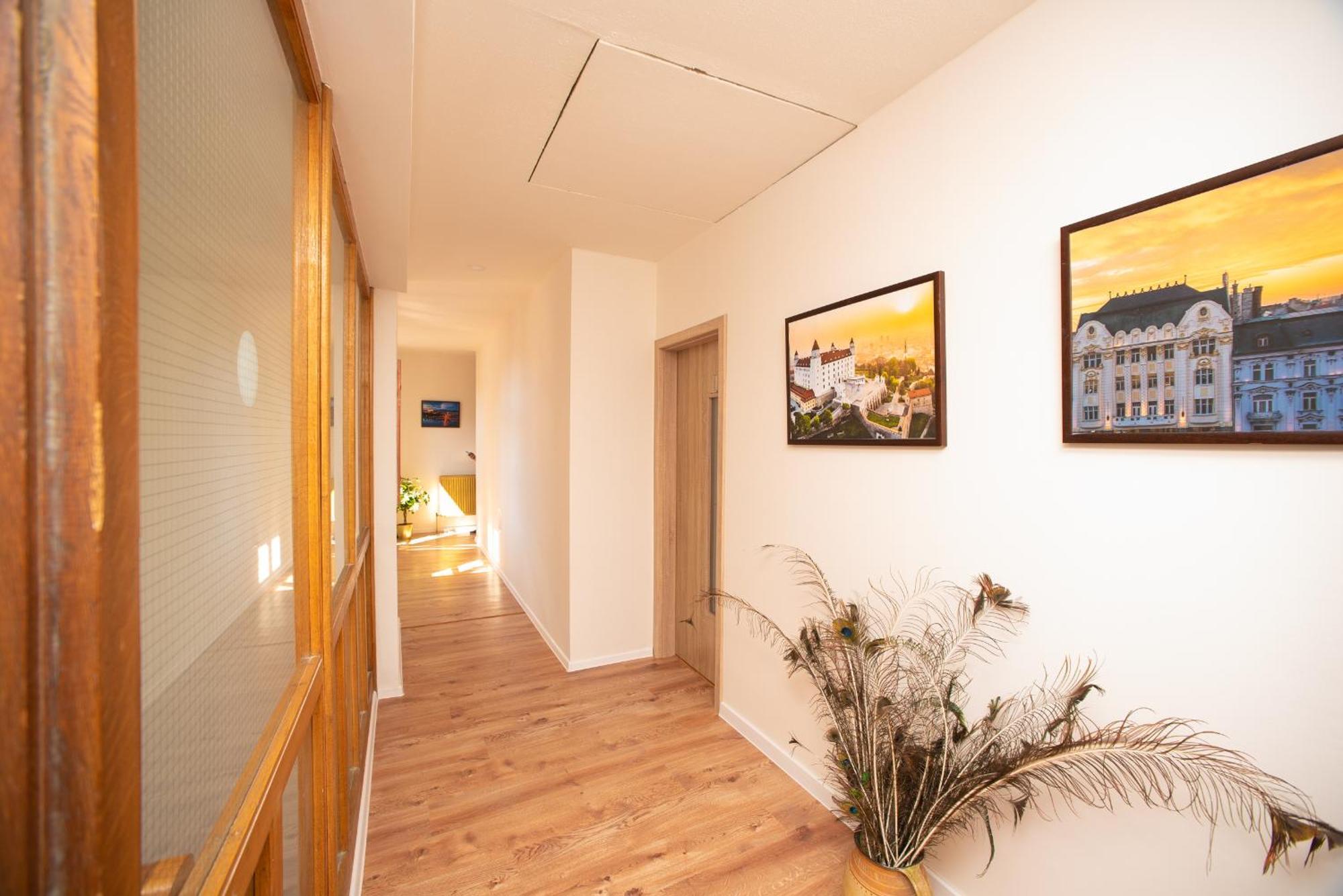 Blue Lotus Apartments บราติสลาวา ภายนอก รูปภาพ
