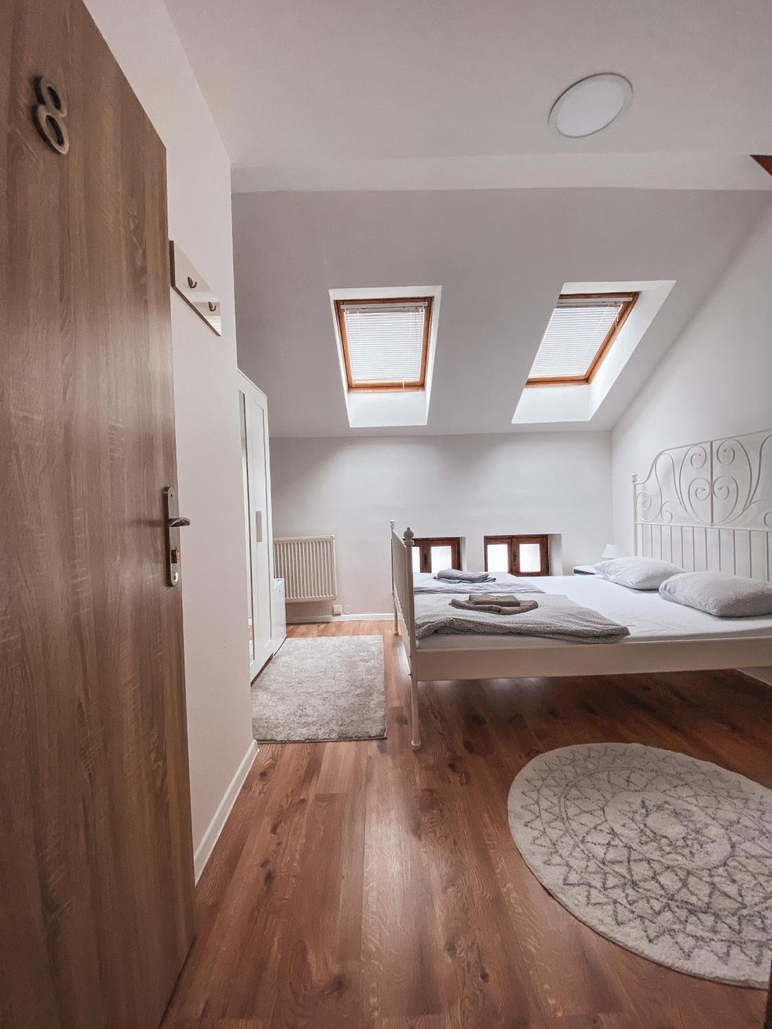 Blue Lotus Apartments บราติสลาวา ภายนอก รูปภาพ