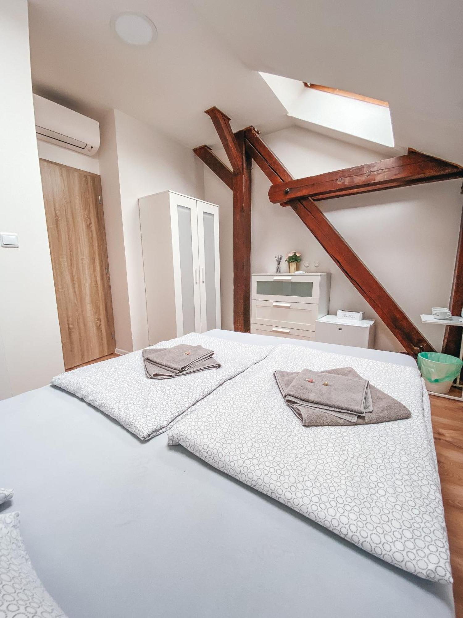Blue Lotus Apartments บราติสลาวา ภายนอก รูปภาพ