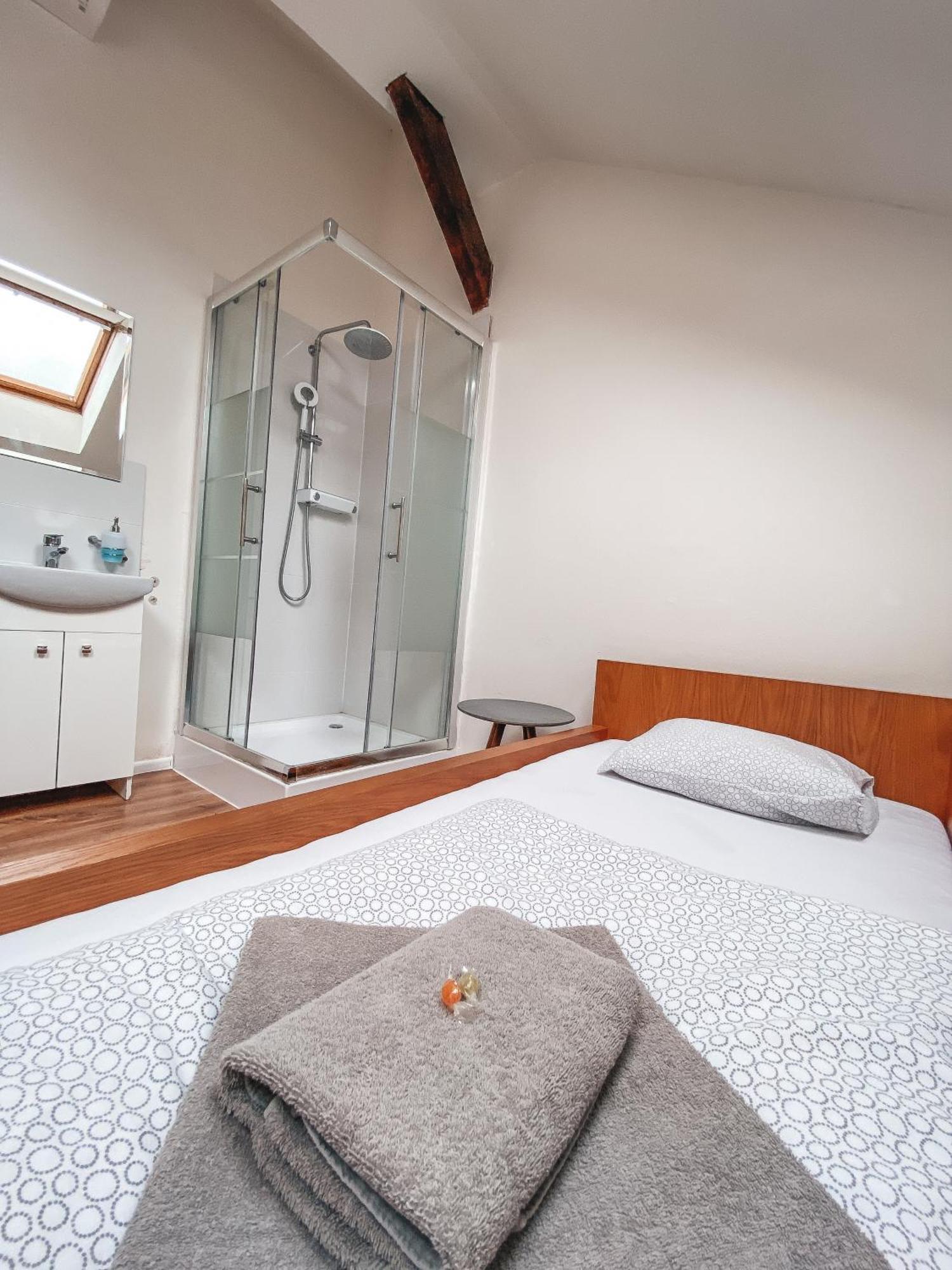 Blue Lotus Apartments บราติสลาวา ภายนอก รูปภาพ
