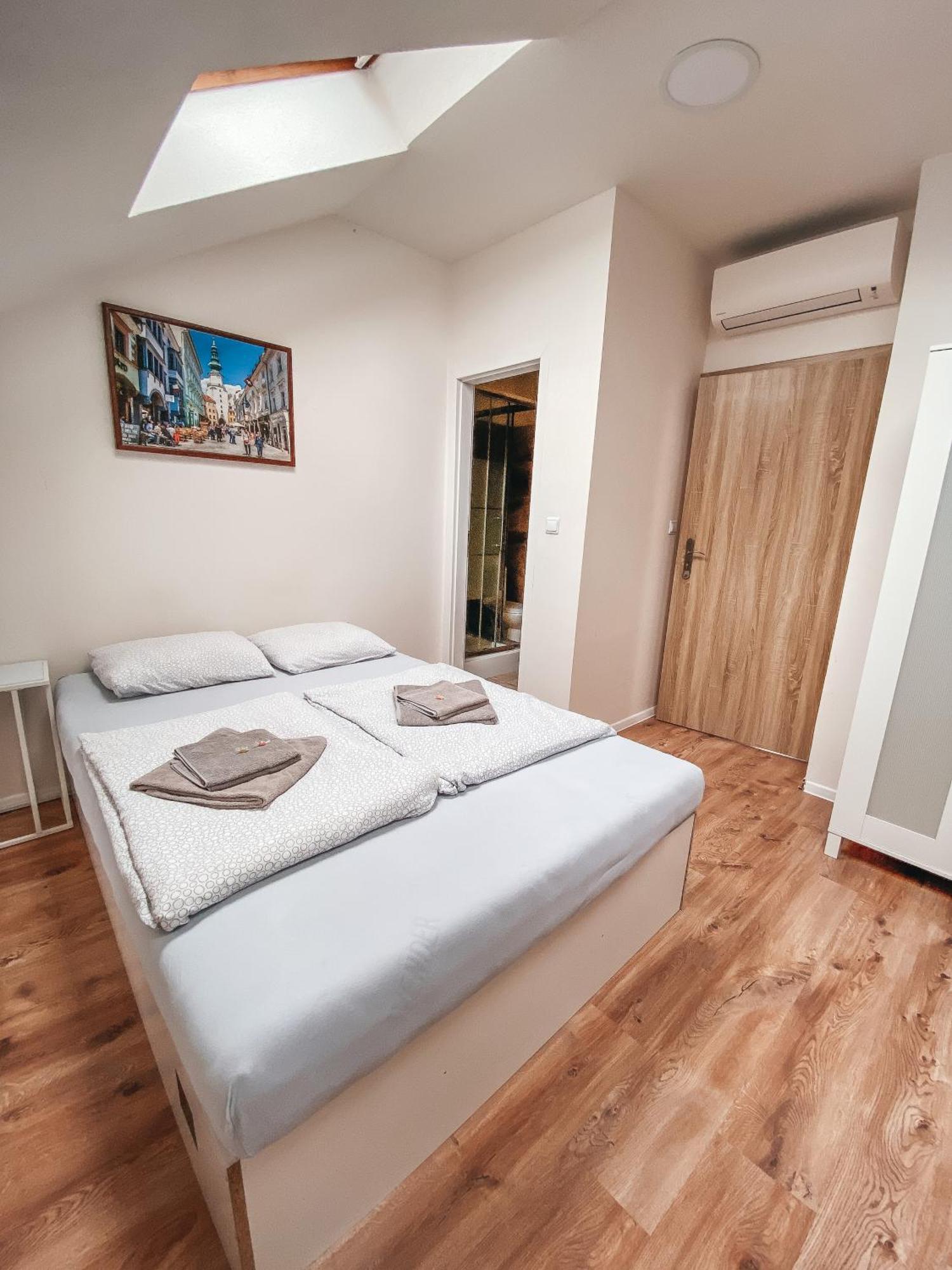 Blue Lotus Apartments บราติสลาวา ภายนอก รูปภาพ