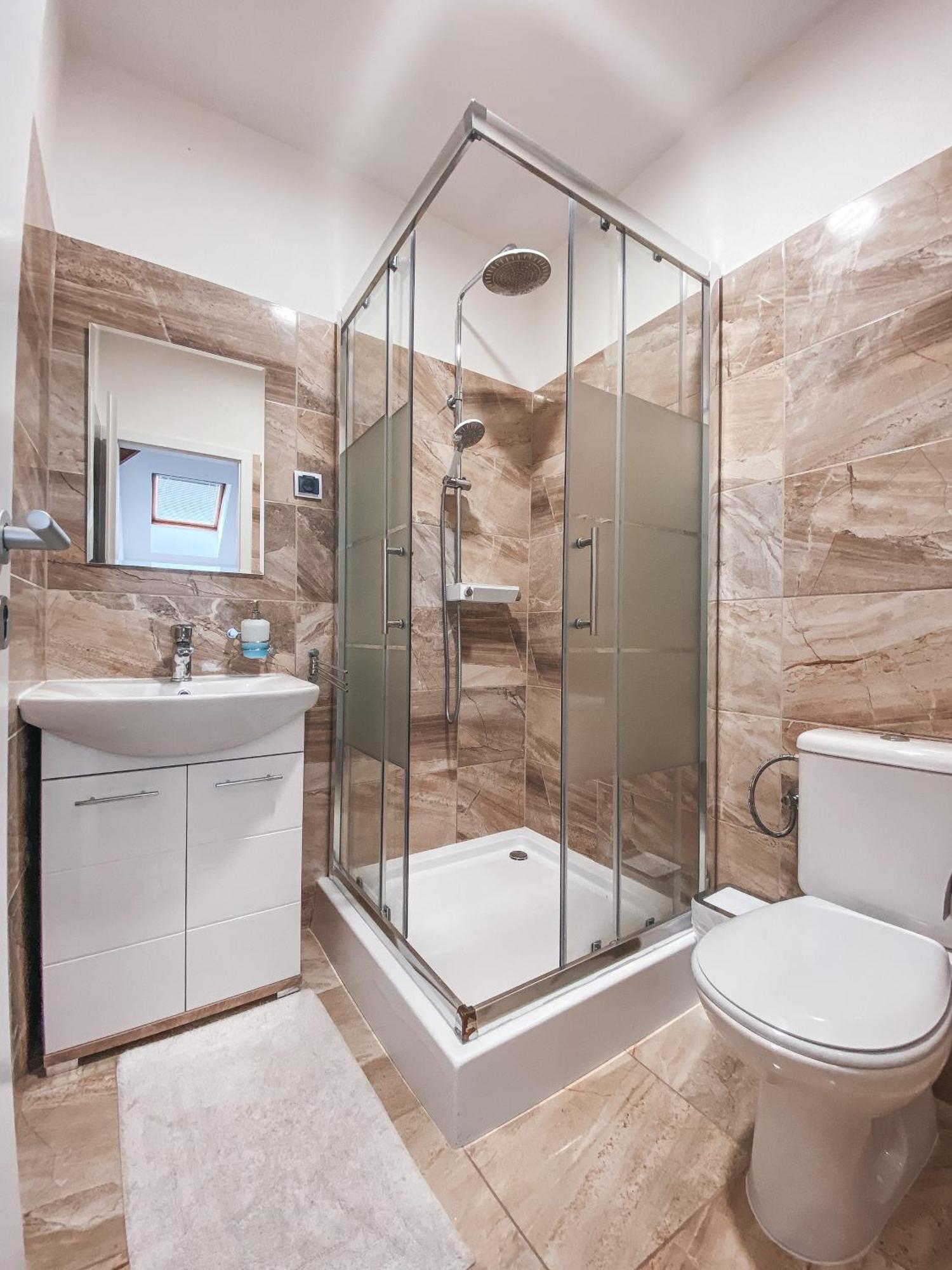 Blue Lotus Apartments บราติสลาวา ภายนอก รูปภาพ